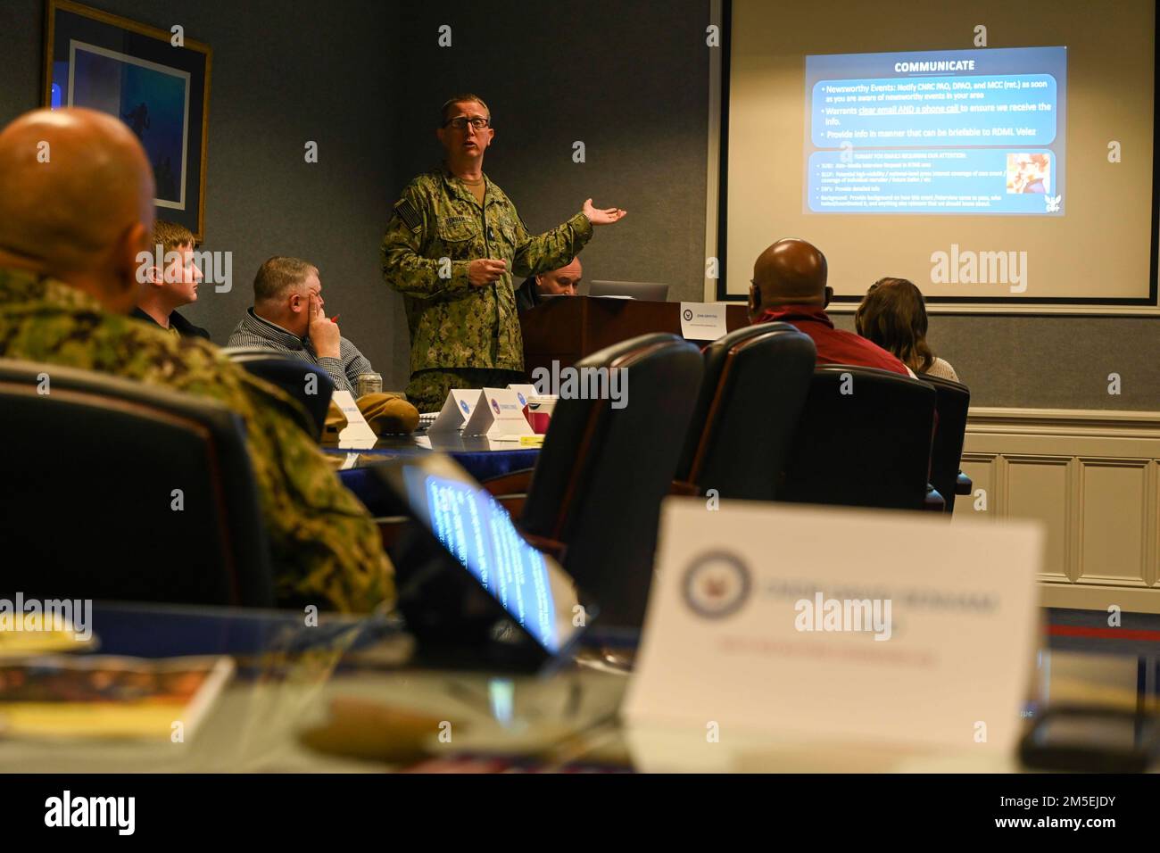 MILLINGTON, Tenn (8 marzo 2022) Stati Uniti Navy CMdR. David Benham, funzionario per gli affari pubblici, Navy Recruiting Command conduce la formazione durante il 2022 Navy Recruiting Command (NRC) Public Affairs Symposium a Millington, Tenn., 8 marzo 2022. Il NRC Public Affairs Symposium è un evento annuale che riunisce i funzionari della Marina che reclutano gli affari pubblici per fornire formazione, guida e feedback sulle iniziative di reclutamento delle imprese. Foto Stock