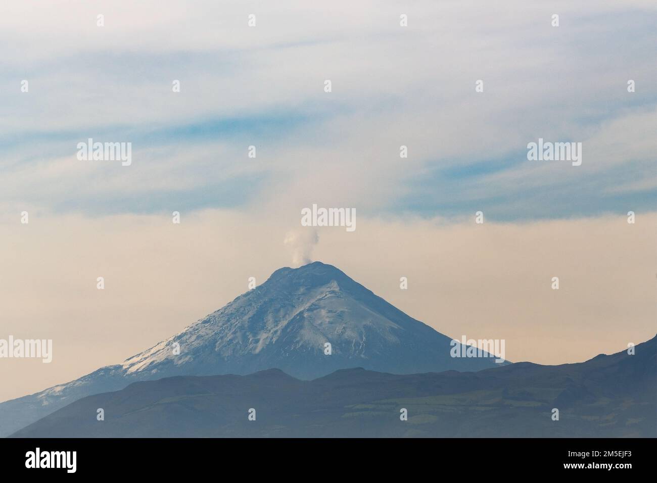 Nube di cenere ed esplosione vulcanica del vulcano Cotopaxi, Quito, Ecuador. Foto Stock