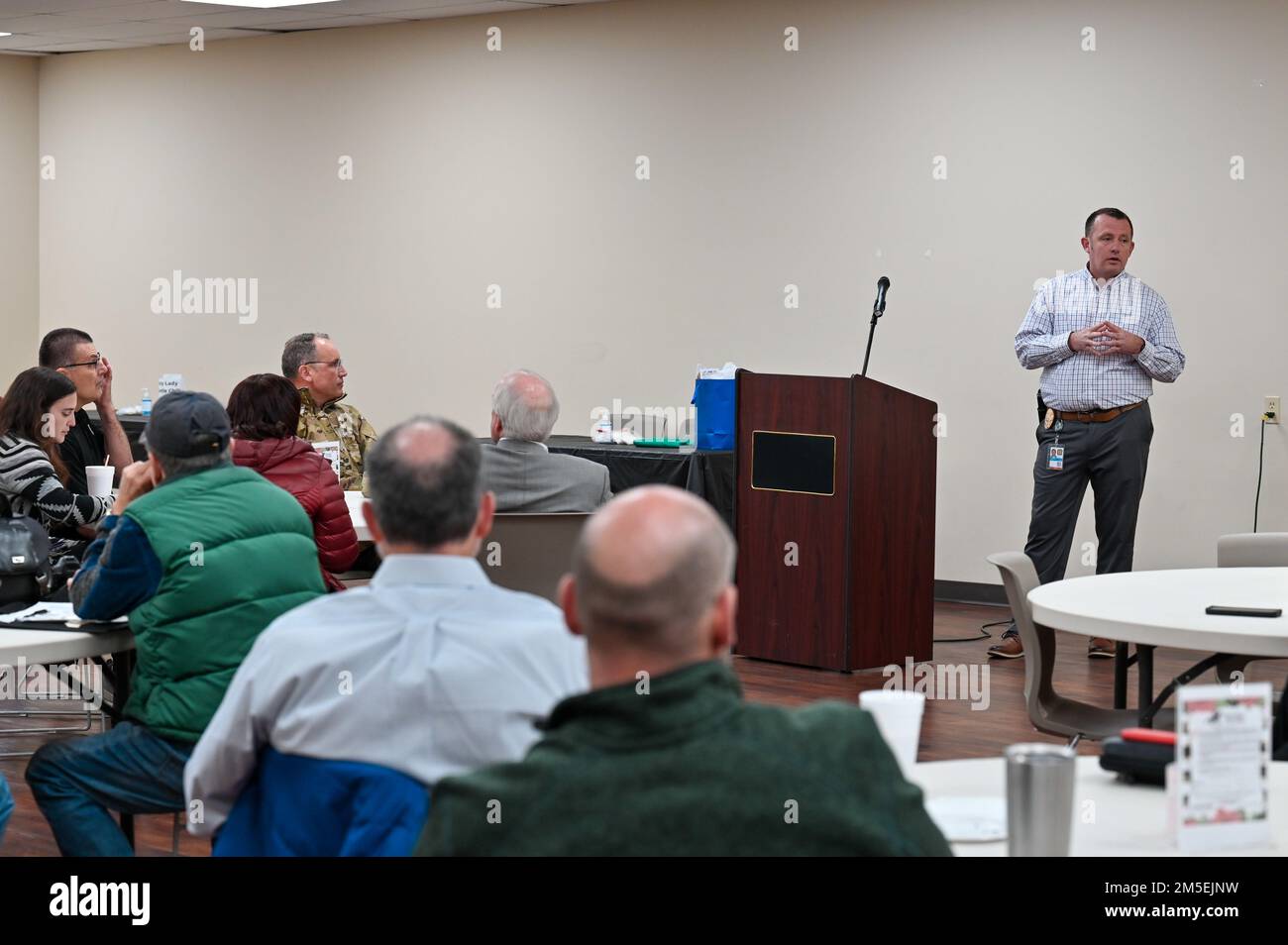 Il capo Gordon Fell, direttore della pubblica sicurezza, informa i leader civici locali alla riunione della Camera di Commercio di Mulvane sulla comunità e le città vicine 8 marzo 2022, al Pix Community Center di Mulvane, Kansas. La Fell è stata in grado di informare i leader che il tasso di criminalità locale è diminuito nel corso delle ultime tre settimane. Foto Stock