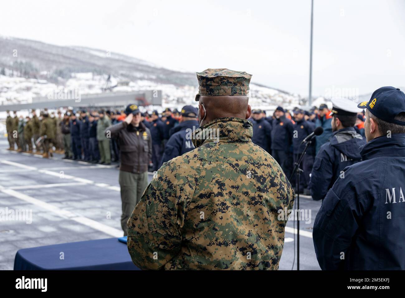 In onore della Giornata Internazionale della Donna Navy Italiana Contrammiraglio Valentino Rinaldi e U.S. Corpo marino Briga. Il generale Anthony Henderson, comandante generale, 2D Marine Expeditionary Brigade, ha consegnato le rose per premiare sei donne che si sono levate in piedi fuori come esecutori superiori durante l'esercitazione Cold Response '22 il 8 marzo 2022 a Narvik, Norvegia. Il nostro più grande vantaggio strategico è una rete di alleati e partner, rafforzando la nostra deterrenza strategica collettiva. Exercise Cold Response '22 è un esercizio biennale di preparazione e difesa nazionale norvegese che si svolge in tutta la Norvegia, con la partecipazione di ciascuno di essi Foto Stock
