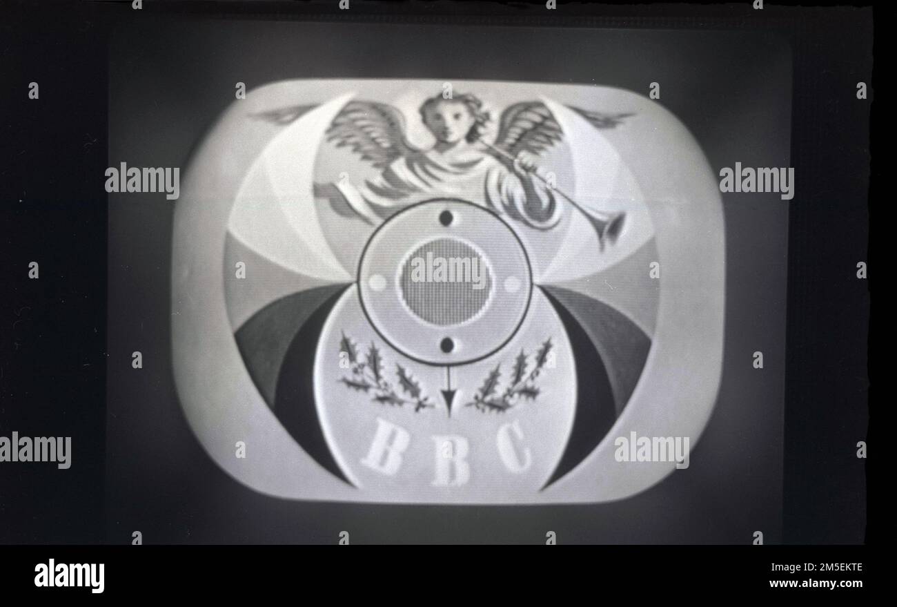 1957, simbolo televisivo BBC sullo schermo. Questa è stata una versione del progetto 1953 Bat's Wings di Abram Games, un designer grafico freelance, che aveva progettato la grafica per il Festival di Gran Bretagna del 1951 e ora riconosciuto come uno dei migliori del 20 ° secolo. In questa era, i primi giorni della televisione, una scheda di prova è stata mostrata tra i programmi e così la BBC ha chiesto ad un certo numero di progettisti di creare qualcosa di più visivamente diverso. Il design vincente dei giochi, che divenne noto come "il simbolo della televisione" o la cosa, fu utilizzato dalla BBC fino al 1961. Foto Stock