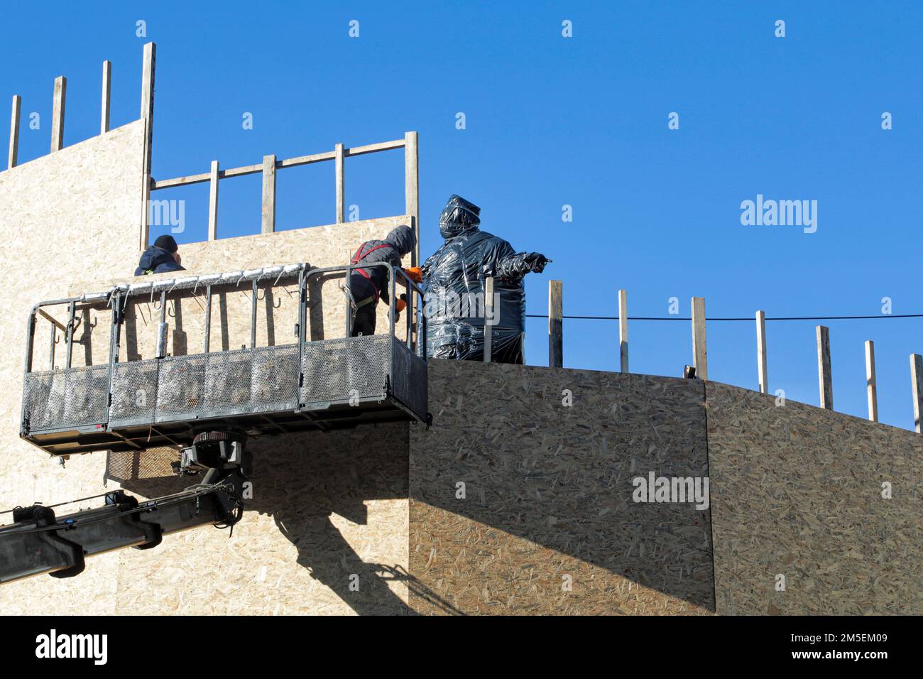 ODESA, UCRAINA - 28 DICEMBRE 2022 - i lavoratori di servizi pubblici utilizzano una piattaforma di lavoro aerea per rimuovere pannelli di particelle che sigillano i fondatori di Odesa monu Foto Stock