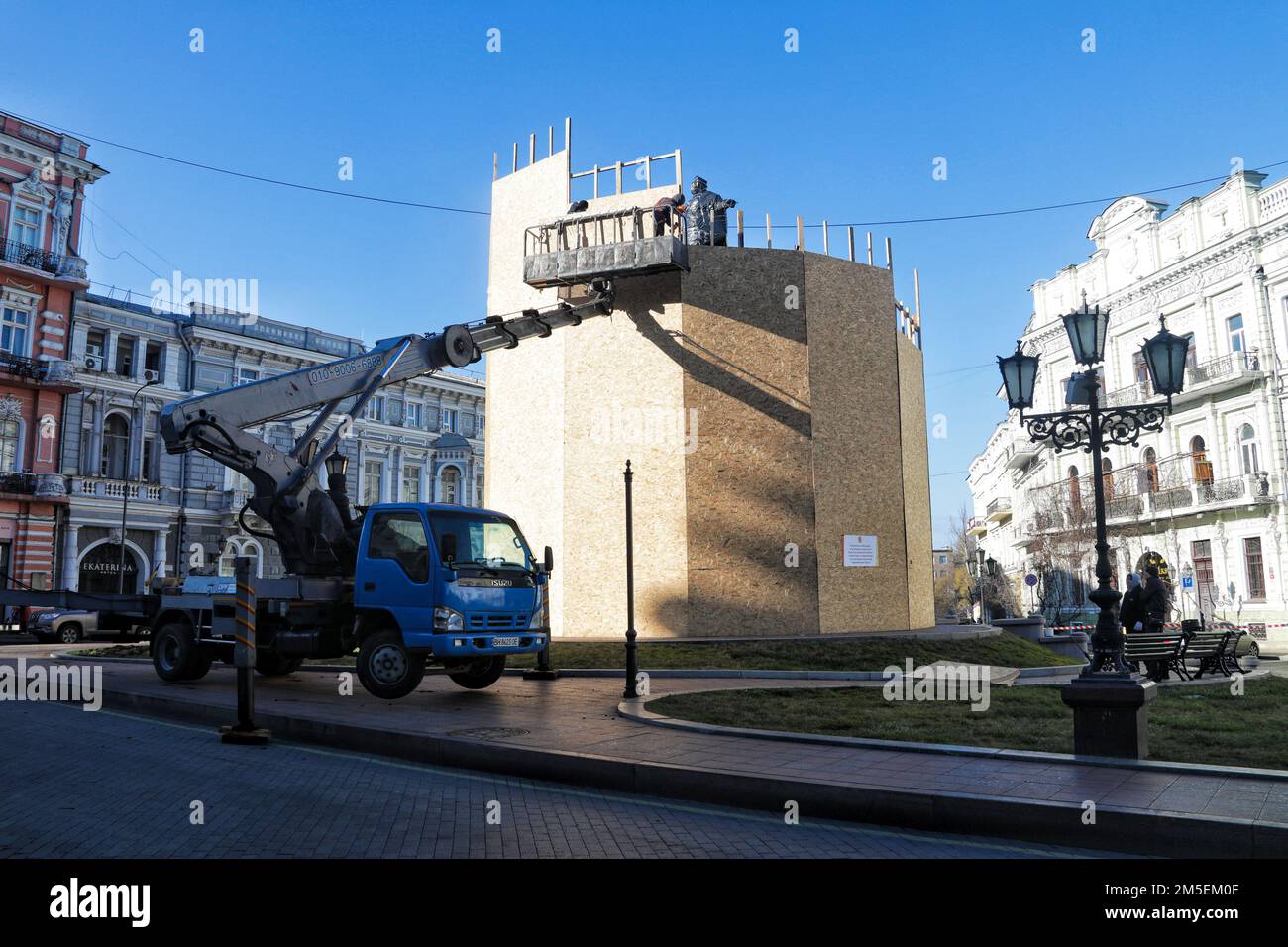 ODESA, UCRAINA - 28 DICEMBRE 2022 - i lavoratori di servizi pubblici utilizzano una piattaforma di lavoro aerea per rimuovere pannelli di particelle che sigillano i fondatori di Odesa monu Foto Stock