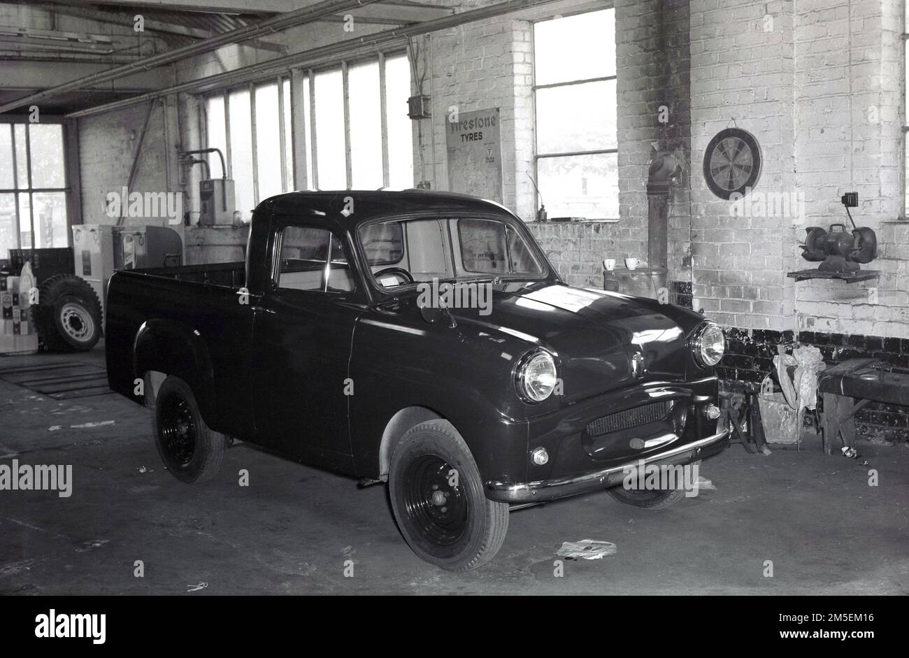 1950s, storico, un pick-up standard 10 in un officina di garage, dopo aver subito una riverniciatura della sua carrozzeria, Harbood Motors, Didsbury, Manchester, Inghilterra, REGNO UNITO. Introdotta nel 1954 come berlina, la Standard Ten è stata disponibile anche nelle versioni Estate, Van e Pick-up. Foto Stock