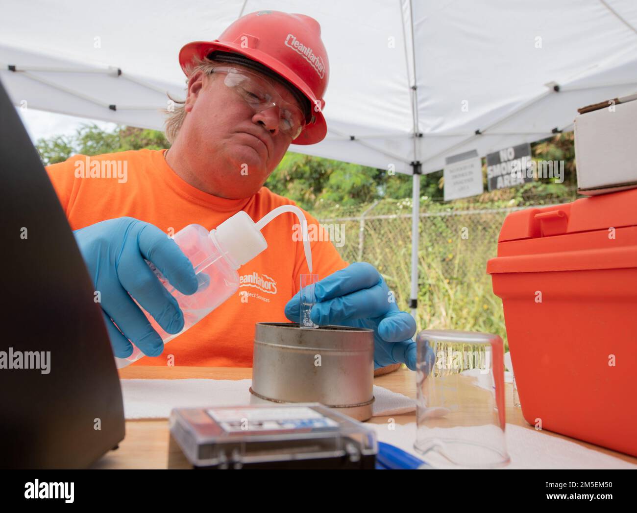AIEA, Hawaii (8 marzo 2022) - Keith Watson, un appaltatore del Naval Facilities Engineering Systems Command, testa un campione di acqua del pozzo di Red Hill per gli idrocarburi di petrolio totali nell'ambito di un piano di pompaggio e filtrazione approvato da interagenzie. Gli Stati Uniti Navy sta lavorando a stretto contatto con il Dipartimento della Salute delle Hawaii, Stati Uniti Environmental Protection Agency e gli Stati Uniti Esercito per ripristinare l'acqua potabile sicura alle comunità abitative di Joint base Pearl Harbor-Hickam attraverso il campionamento e il lavaggio, e il recupero del pozzo di Red Hill. Per informazioni dettagliate, visitare il sito Web www.navy.mil/jointbasewater. Foto Stock
