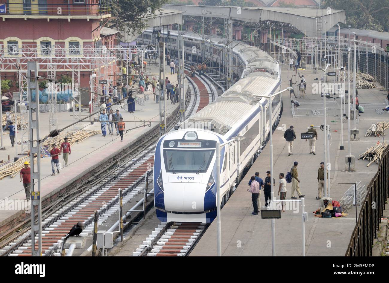 Howrah, India. 27th Dec, 2022. Vista generale del treno elettrico a più unità Vande Bharat Express semi-alta velocità prima dell'apertura ufficiale. Il 27 dicembre 2022 a Howrah, India. (Foto di Eyepix Group/Sipa USA) Credit: Sipa USA/Alamy Live News Foto Stock