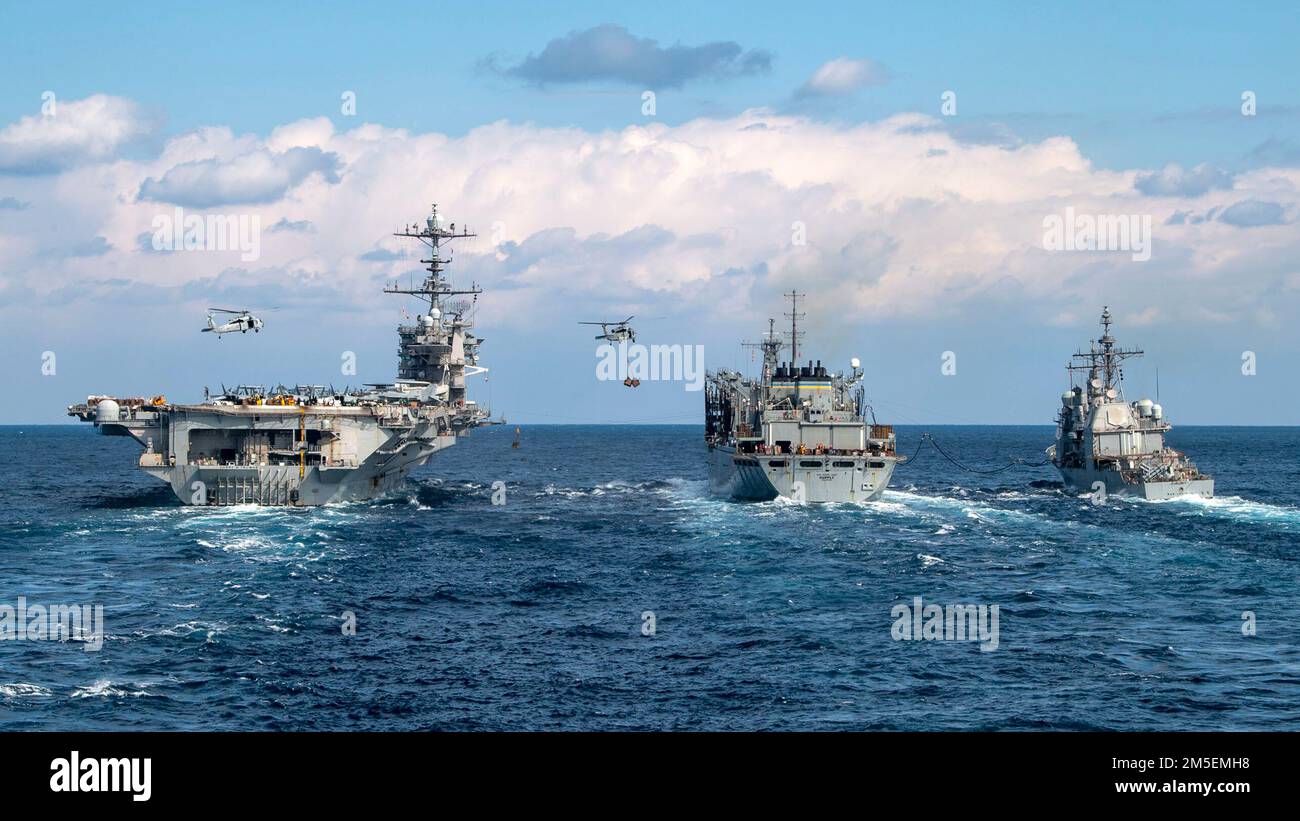 220308-N-HG846-1132 IONIAN SEA (8 marzo 2022) – la portaerei di classe Nimitz USS Harry S. Truman (CVN 75) conduce un rifornimento verticale con la nave di supporto rapido ai combattimenti di classe Supply USNS Supply (T-AOE-6), 8 marzo 2022. Harry S. Truman è il fiore all'occhiello del gruppo di carrier Strike di Harry S. Truman su una distribuzione regolarmente programmata negli Stati Uniti Sesta area di attività Fleet a sostegno degli interessi degli Stati Uniti, alleati e partner in Europa e Africa. Foto Stock