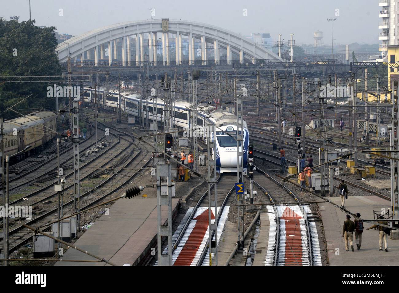 Howrah, India. 27th Dec, 2022. Vista generale del treno elettrico a più unità Vande Bharat Express semi-alta velocità prima dell'apertura ufficiale. Il 27 dicembre 2022 a Howrah, India. (Foto di Eyepix Group/Sipa USA) Credit: Sipa USA/Alamy Live News Foto Stock