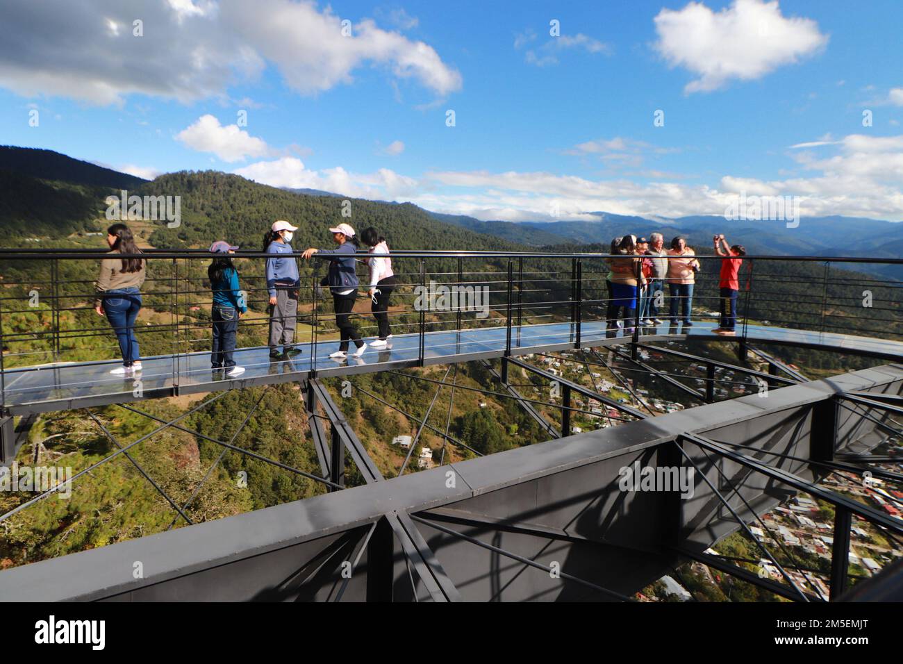 I turisti frequentano il punto di vista con un pavimento di vetro, che si trova nel comune di Ixtlán de Juárez, nella regione della Sierra settentrionale di Oaxaca, sulla montagna di Cuachirindo a 200 metri Tall. Il 26 dicembre 2022 a Ixtlan de Juárez, Messico. (Foto di Carlos Santiago/ Eyepix Group/Sipa USA) Credit: Sipa USA/Alamy Live News Foto Stock