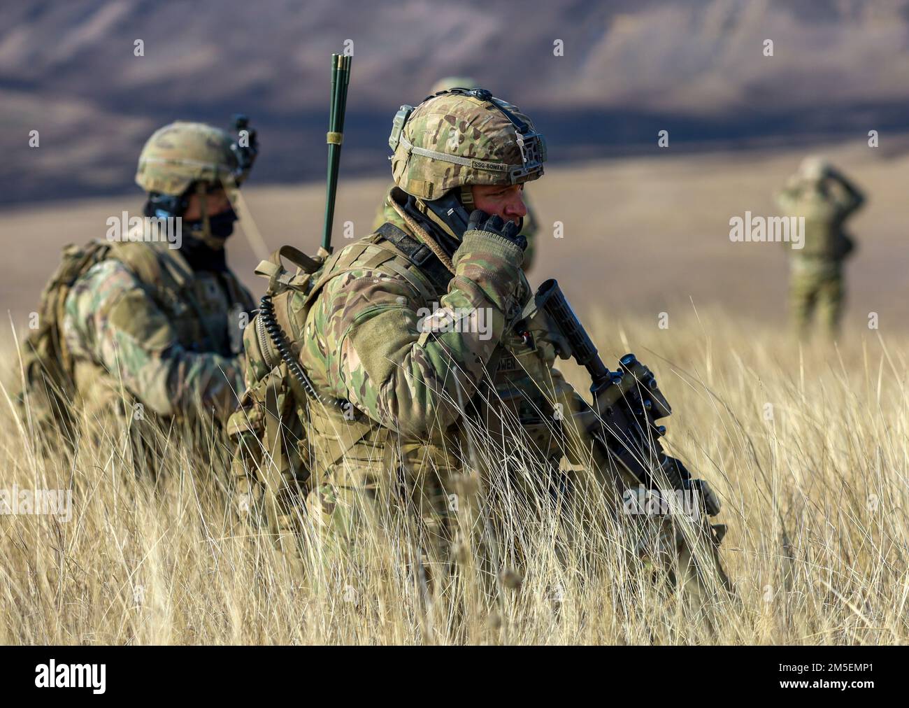 STATI UNITI Soldati dell’esercito, assegnati a “Bushmaster” Bravo Company, 1st Divisione Fanteria, radio la posizione di un nemico durante un esercizio di addestramento antincendio a armi combinate presso la Smardan Training Area il 8 marzo 2022. Il CALFEX rafforza i legami di amicizia tra le forze americane e rumene e contribuisce a scoraggiare ulteriori aggressioni in Europa. Foto Stock
