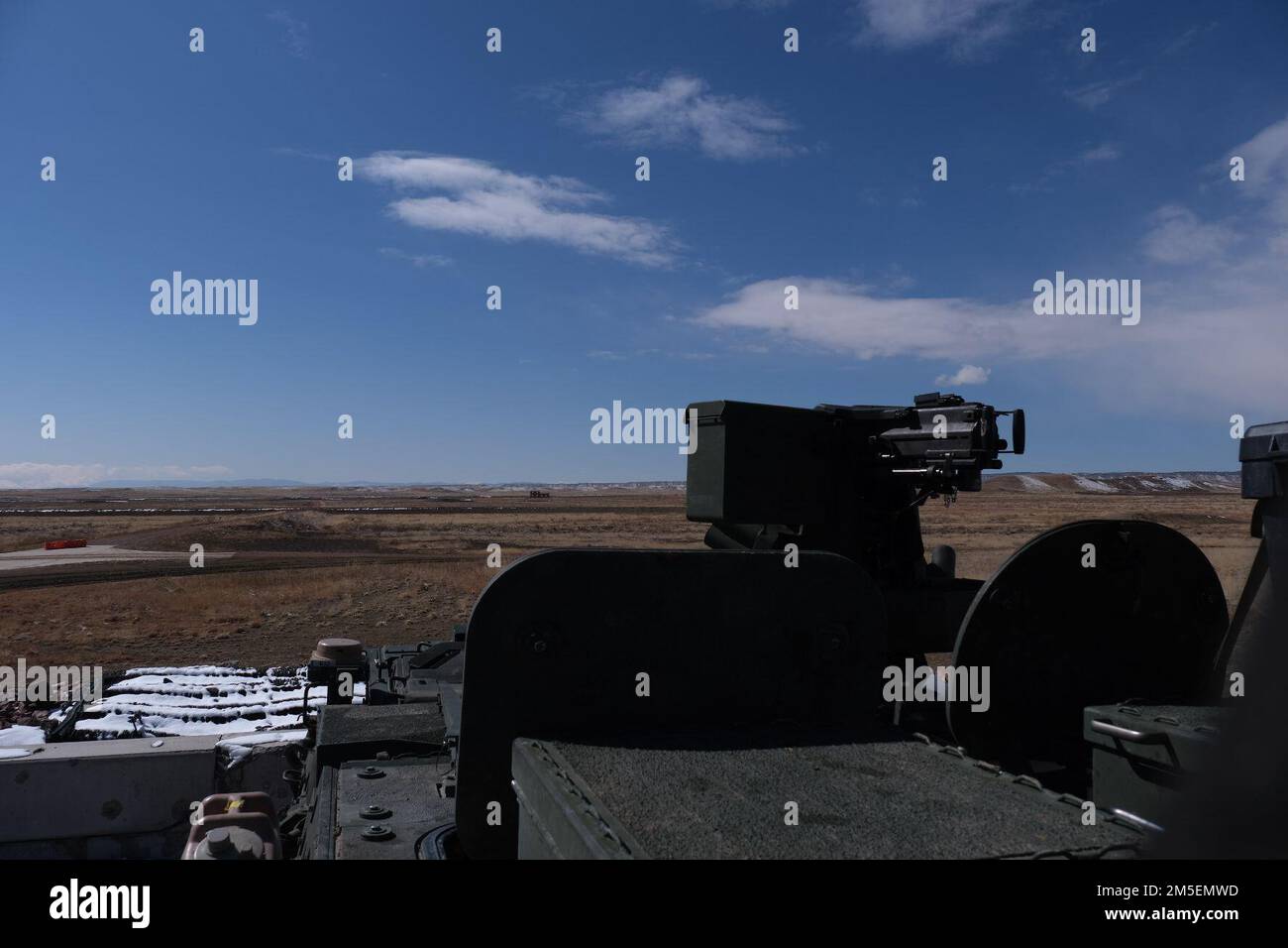 Uno Stryker M1126 con 1st battaglione, 12th reggimento fanteria, 2nd Stryker Brigade Combat Team, 4th divisione fanteria, scansiona il suo settore in attesa di obiettivi durante Stryker Gunnery a Fort Carson, Colom., marzo 2022. Le unità utilizzano le qualifiche di armi da fuoco per certificare equipaggi e sistemi di armi come parte degli sforzi per garantire la prontezza. STATI UNITI Foto dell'esercito di 1st Lt. John Fitzpatrick. Foto Stock