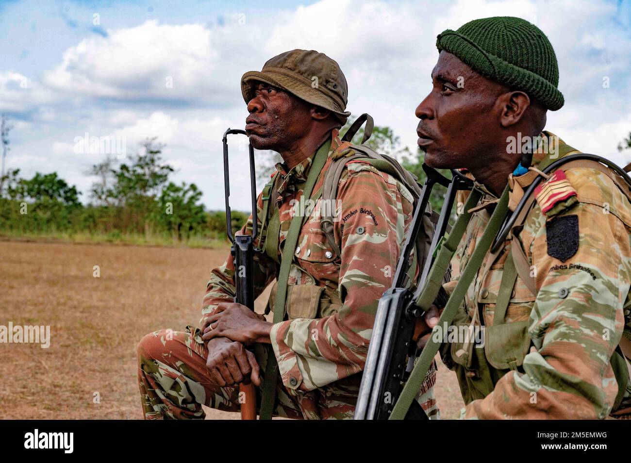 I soldati Beninesi del Battaglione Commando Parachute del 1st ricevono istruzioni dalla loro leadership mentre dirigono il Joint Combined Exchange Training (JCET) a Ouassa, Benin, 08 marzo 2022. Le forze operative speciali degli Stati Uniti spesso valutano le capacità della forza della nazione ospitante per identificare le opportunità per il futuro coinvolgimento e la partnership degli Stati Uniti. Foto Stock