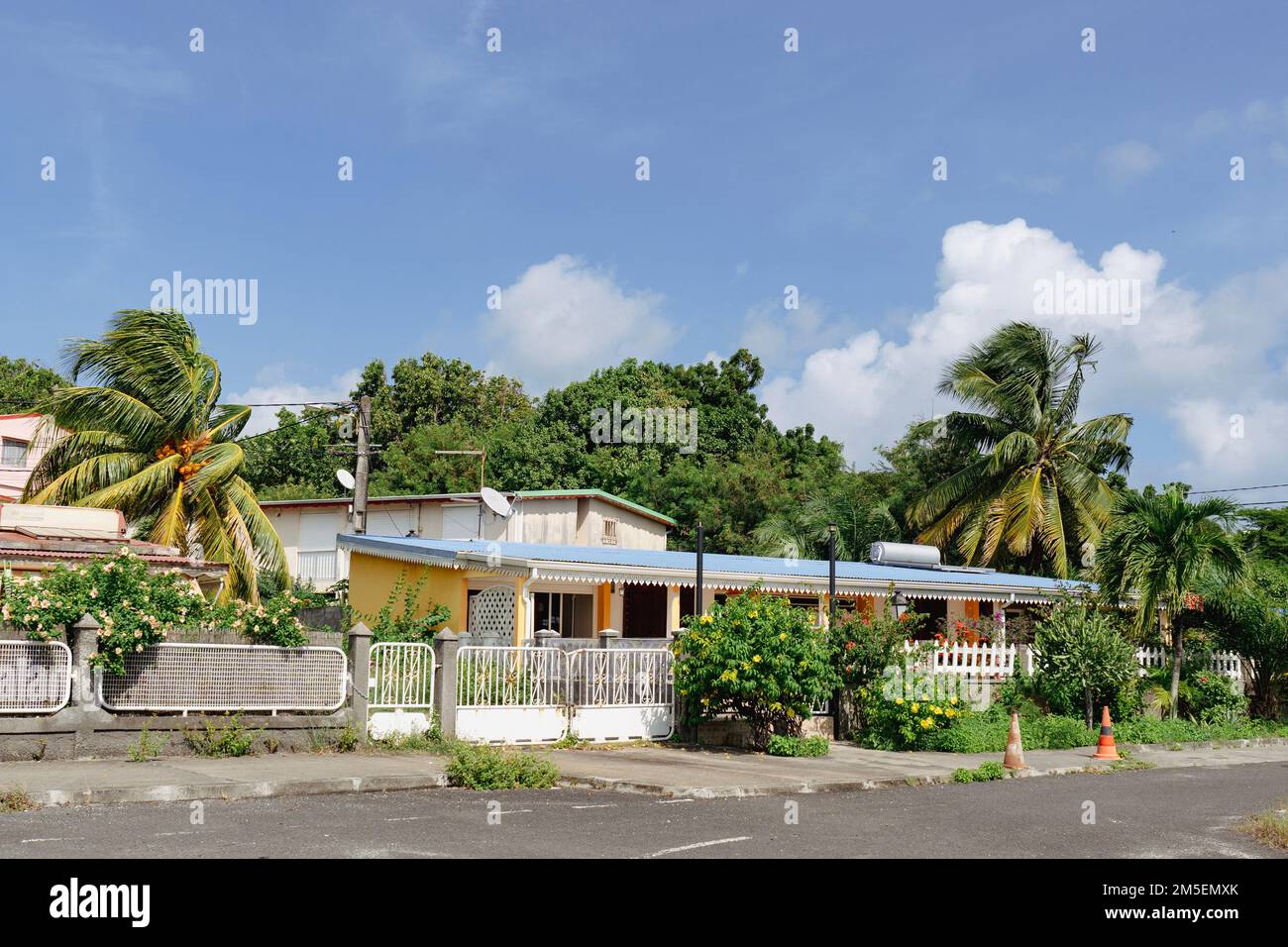 Quartiere residenziale e case bungalow con piante e palme lungo il marciapiede della Guadalupa Foto Stock