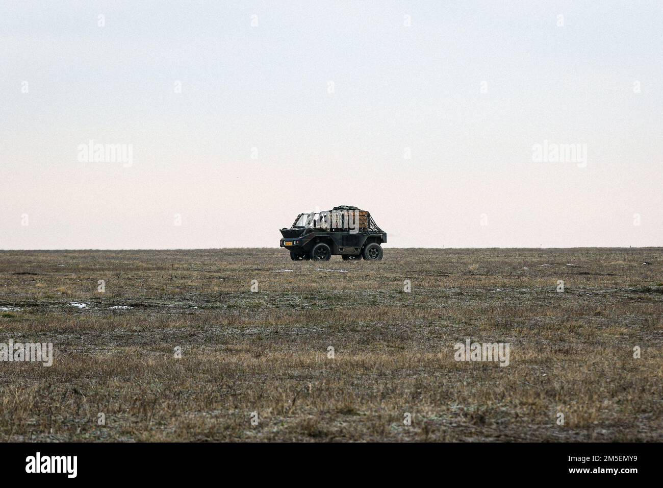 BASE AEREA MIHAIL KOGALNICEANU, Romania – Un Royal Netherlands 11th Air Assault Brigade Light Support Vehicle (LSV) attende il caricamento dell'imbracatura durante Rapid Falcon, MK Air base, Romania, 8 marzo 2022. Rapid Falcon è un esercizio multinazionale congiunto per aumentare l'operabilità e la capacità di reazione congiunta, nonché lo sviluppo di relazioni funzionali tra le strutture partecipanti. Foto Stock