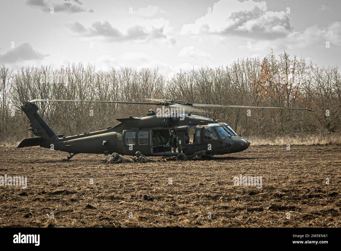 BASE AEREA DI MIHAIL KOGALNICEANU, Romania – soldati con i Paesi Bassi reali 13th Battaglione d'Assalto aereo,11th Brigata d'Assalto aereo uscita a 1st Brigata di cavalleria aerea UH60 Blackhawk durante Rapid Falcon, Babadag Training Area, Romania, 8 marzo 2022. Rapid Falcon è un esercizio multinazionale congiunto per aumentare l'operabilità e la capacità di reazione congiunta, nonché lo sviluppo di relazioni funzionali tra le strutture partecipanti. Foto Stock