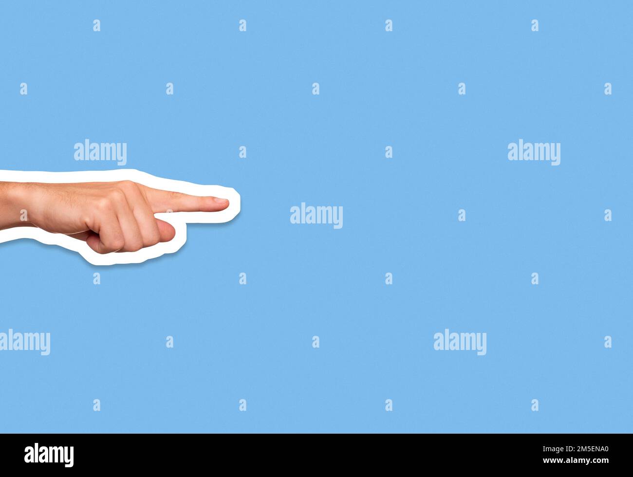 Mano che punta il dito su sfondo blu in stile collage ritagliato con abbondanza di spazio di copia Foto Stock