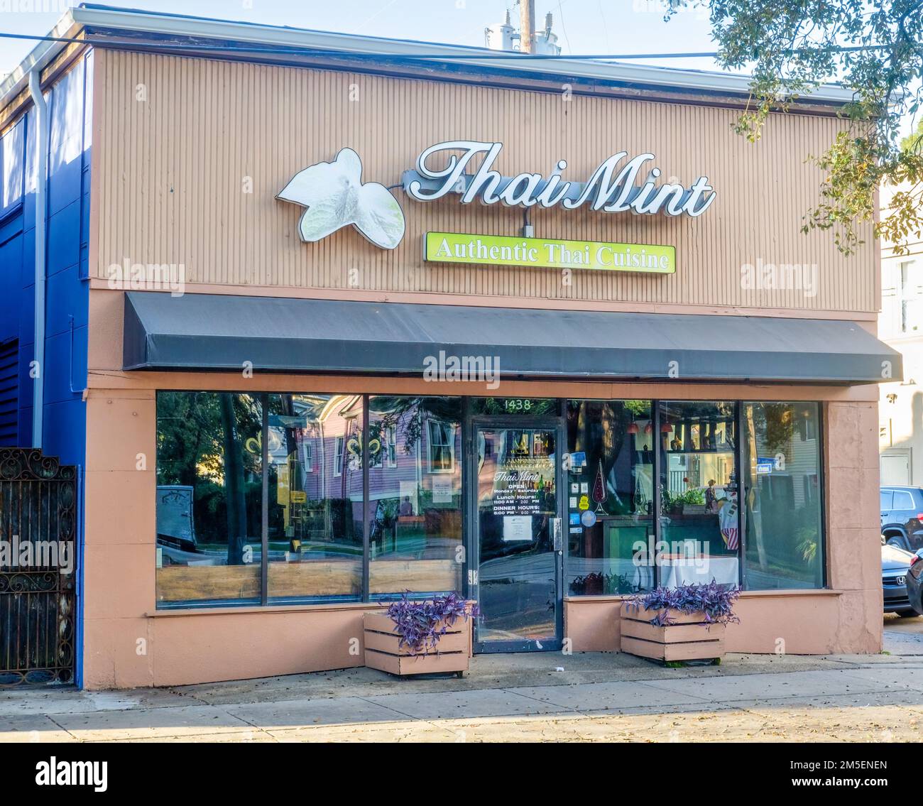 NEW ORLEANS, LA, USA - 7 DICEMBRE 2022: Di fronte al Thai Mint Restaurant su Carrollton Avenue Foto Stock