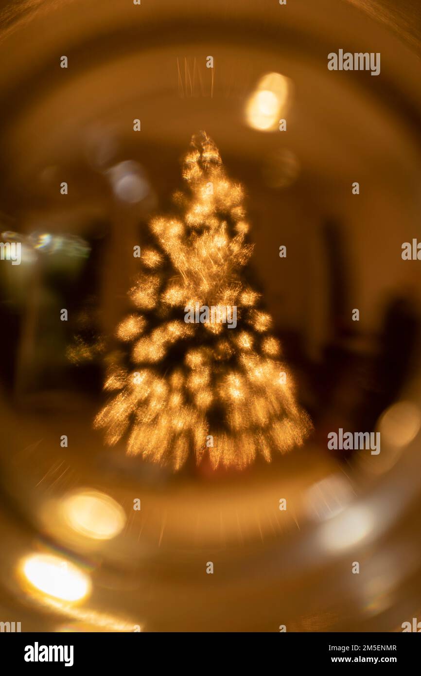 WA22856-00...WASHINGTON - Una vista stilizzata delle luci su un albero di Natale visto attraverso un vetro. Fotografato con un Lensbaby Sweet 50. Foto Stock