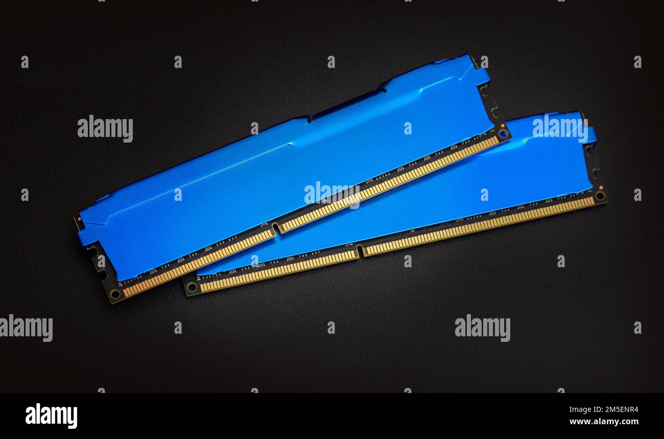 Memoria del computer desktop. Due moduli di memoria DIMM DDR4. Parti per assemblare il PC sul nero Foto Stock