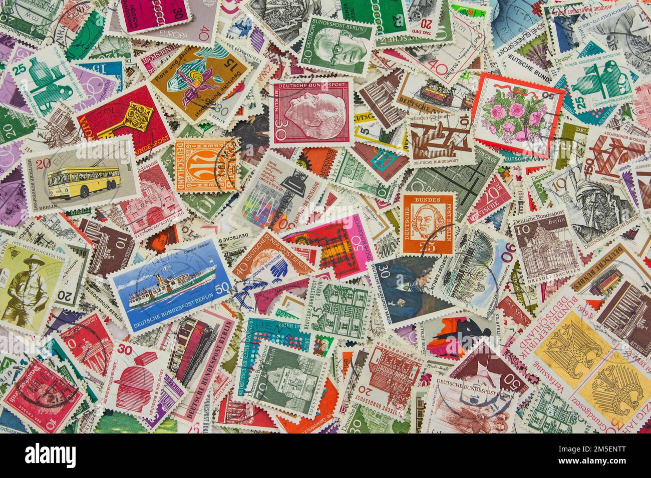Molti francobolli cancellati dalla posta federale tedesca come una collezione, molte annate, Germania, periodo da circa 1970 ad oggi Foto Stock