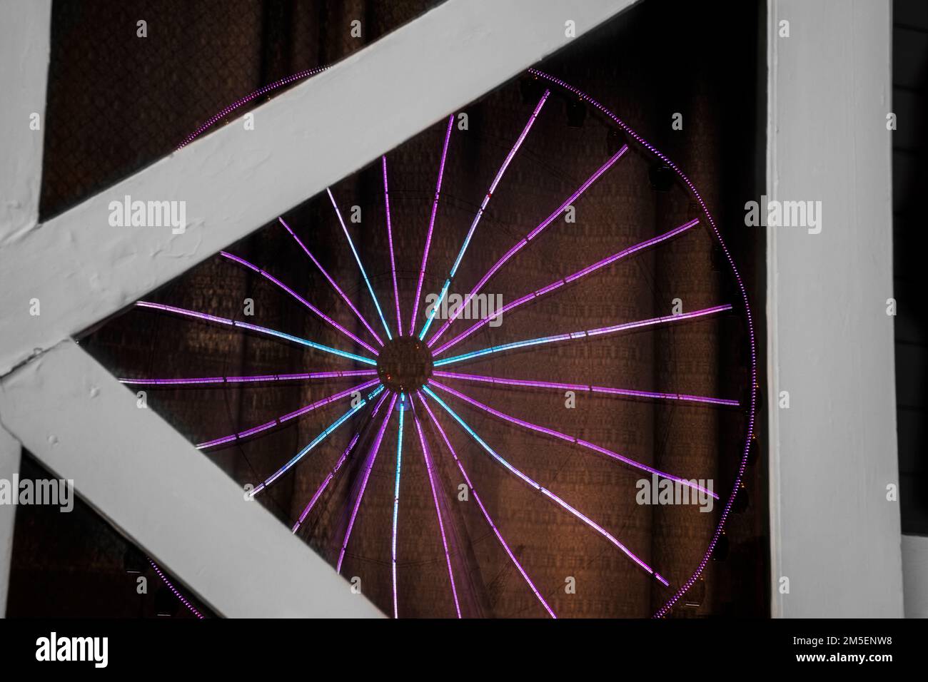 WA22877-00...WASHINGTON - la Grande ruota di Seattle che riflette in una finestra. Foto Stock