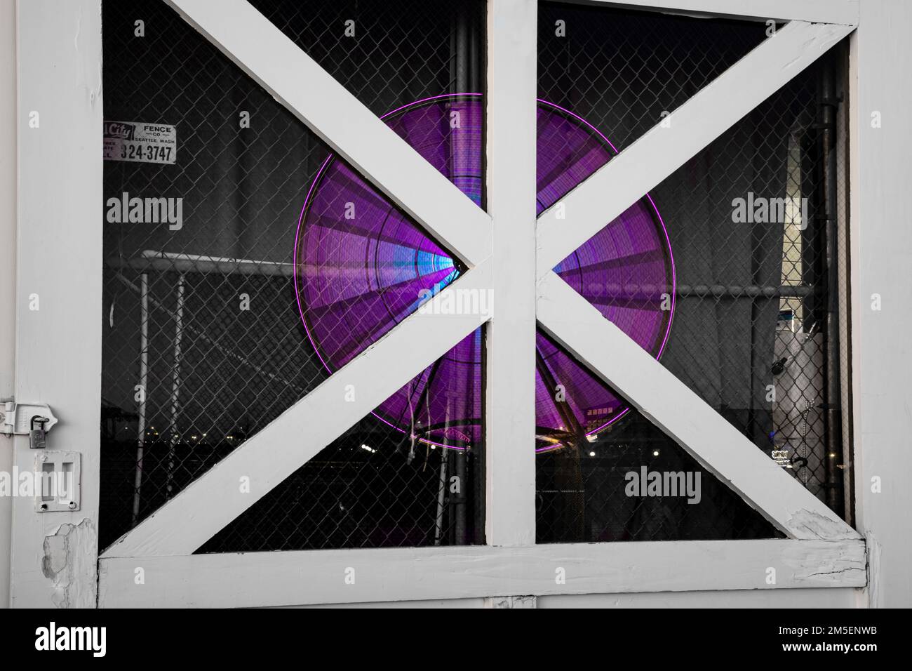 WA22877-00...WASHINGTON - la Grande ruota di Seattle che riflette in una finestra. Foto Stock