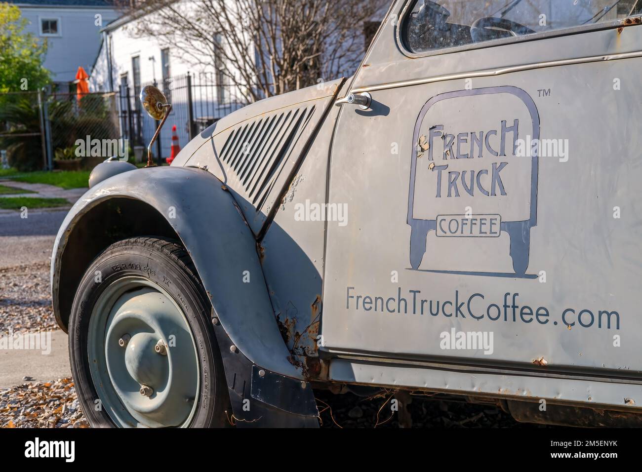 NEW ORLEANS, LA, USA - 18 DICEMBRE 2022: Vista lato conducente del veicolo Citroen 2CV d'epoca con logo French Truck Coffee sulla porta Foto Stock