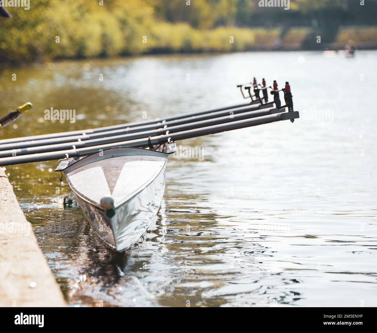 Primo piano di una barca a remi d'argento in un lago Foto Stock