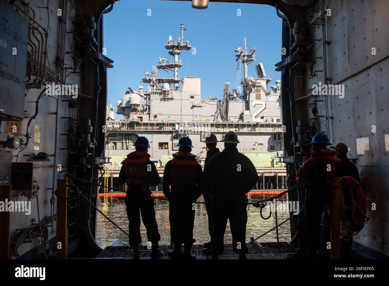 I marinai assegnati al molo di trasporto anfibio USS Anchorage (LPD 23) partecipano ad un'evoluzione del mare e dell'ancora, marzo 8. Anchorage sta conducendo operazioni di routine nella U.S. 3rd Fleet. Foto Stock