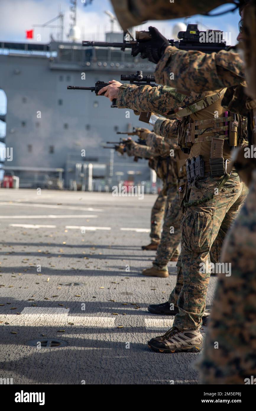 OCEANO ATLANTICO (8 marzo 2022) Marines USA con Task Force 61/2, spara i loro fucili durante un'evoluzione di addestramento delle armi leggere a bordo della base del mare di Expeditionary USS Hershel “Woody” Williams (ESB 4), 8 marzo 2022. Task Force 61/2 è una cella di coordinamento rapidamente distribuibile e scalabile che fornirà temporaneamente supporto di comando e controllo al Vice Admiral gene Black, comandante della U.S. Sesta flotta, come parte degli sforzi di sperimentazione in corso. La Task Force sincronizzerà le unità e le capacità del corpo Navale e Marino già in teatro, a sostegno di alleati e partner regionali e nazionali statunitensi Foto Stock