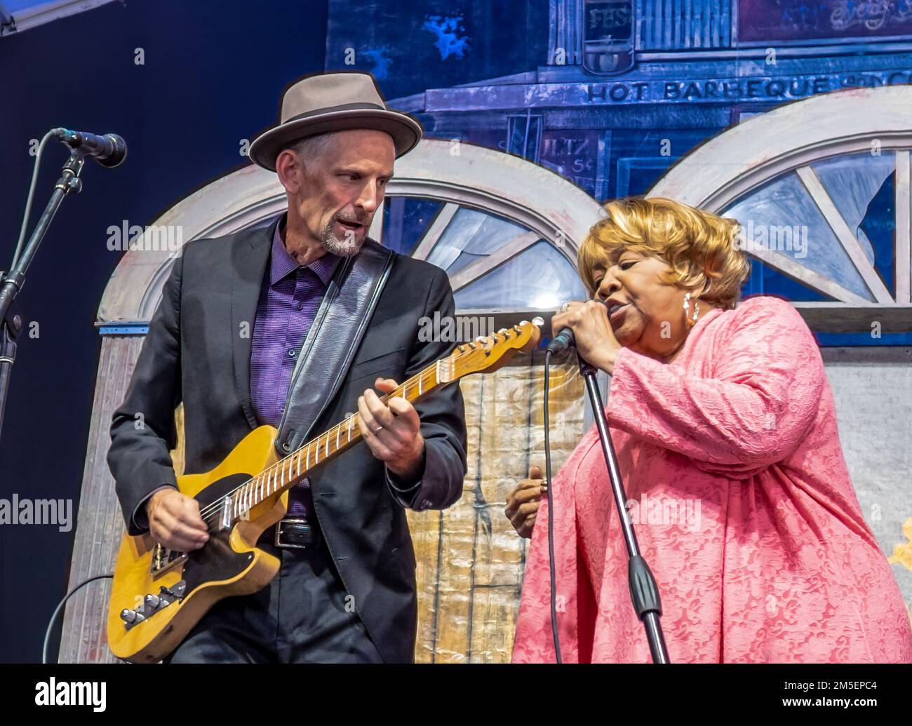 NEW ORLEANS, LA, USA - 2 maggio 2019: Mavis Staples e il suo chitarrista, Rick Holmstrom, al New Orleans Jazz and Heritage Festival 2019 Foto Stock