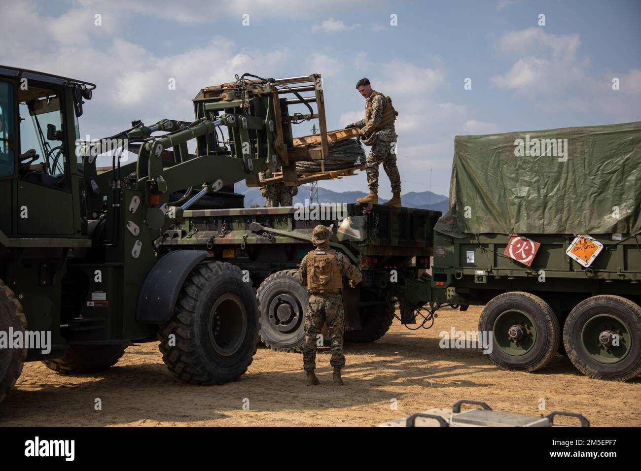 STATI UNITI Diego Walker, ingegnere di combattimento con Marine Wing Support Squadron (MWSS) 171, scarica il filo per concertina al Japan Ground Self-Defense Force Camp Nihonbara, Giappone, 8 marzo 2022. Marines e marinai con MWSS-171 e Marine Air Control Squadron 4 hanno partecipato all'esercizio Tanuki Wrath 2022 per migliorare le loro abilità nella creazione di una base operativa in avanti, la creazione di un punto di armamento e rifornimento in avanti, e la conduzione di addestramento di armi da fuoco vivo. Foto Stock