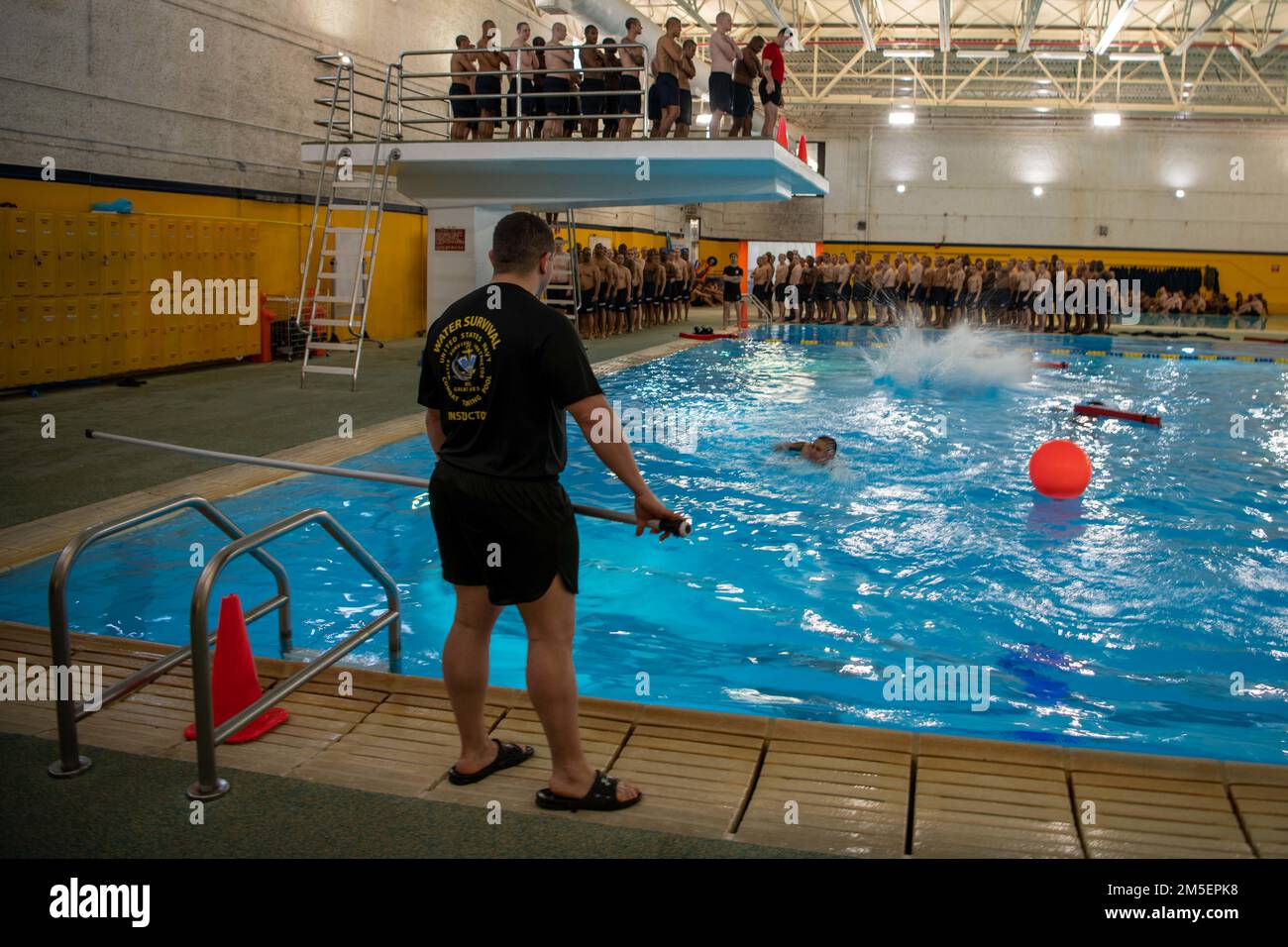 I reclutati ricevono formazione presso la USS Indianapolis Combat Pool al comando di addestramento del reclutamento. Più di 40.000 reclute si sono laureate ogni anno nell'unico campo di stivali della Marina. Foto Stock