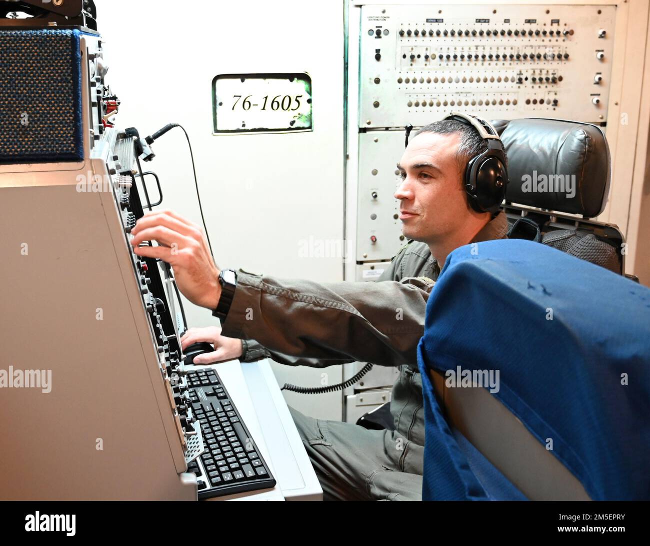 STATI UNITI Jesse Snook, Air Battle Manager con il 605th Test and Evaluation Squadron, distaccamento 1, Tinker Air Force base, Oklahoma, seduto per la stazione di lavoro operatore e-3G che esegue la storica e-3G in volo test. Per la prima volta, gli Stati Uniti Il sistema di allarme e controllo aereo e-3G di Air Force, o AWACS, ha dimostrato la capacità di ricevere ed elaborare gli aggiornamenti del software di guerra elettronica in aria derivati dai dati EW raccolti e trasmessi durante il volo. Foto Stock