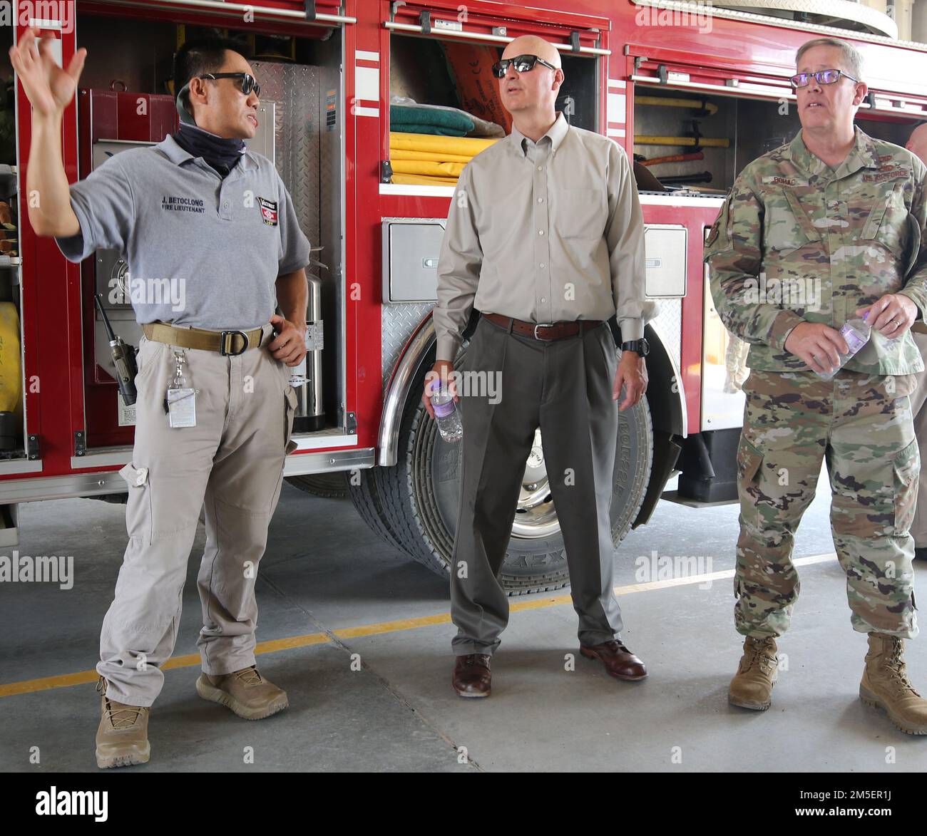 Joffrey Betoclong, luogotenente antincendio, Vigili del fuoco, Area Support Group-Kuwait, fornisce una breve descrizione delle sue attrezzature e capacità al Nebraska Gov. Pete Ricketts e U.S. Daryl Bohac, generale aggiunto della Guardia Nazionale del Nebraska, durante la visita del governatore a Camp Arifjan, Kuwait, 3 agosto 2022. Il governatore ha girato l'installazione e ha trascorso del tempo ad ascoltare e a parlare con soldati e personale del suo stato di residenza. Foto Stock
