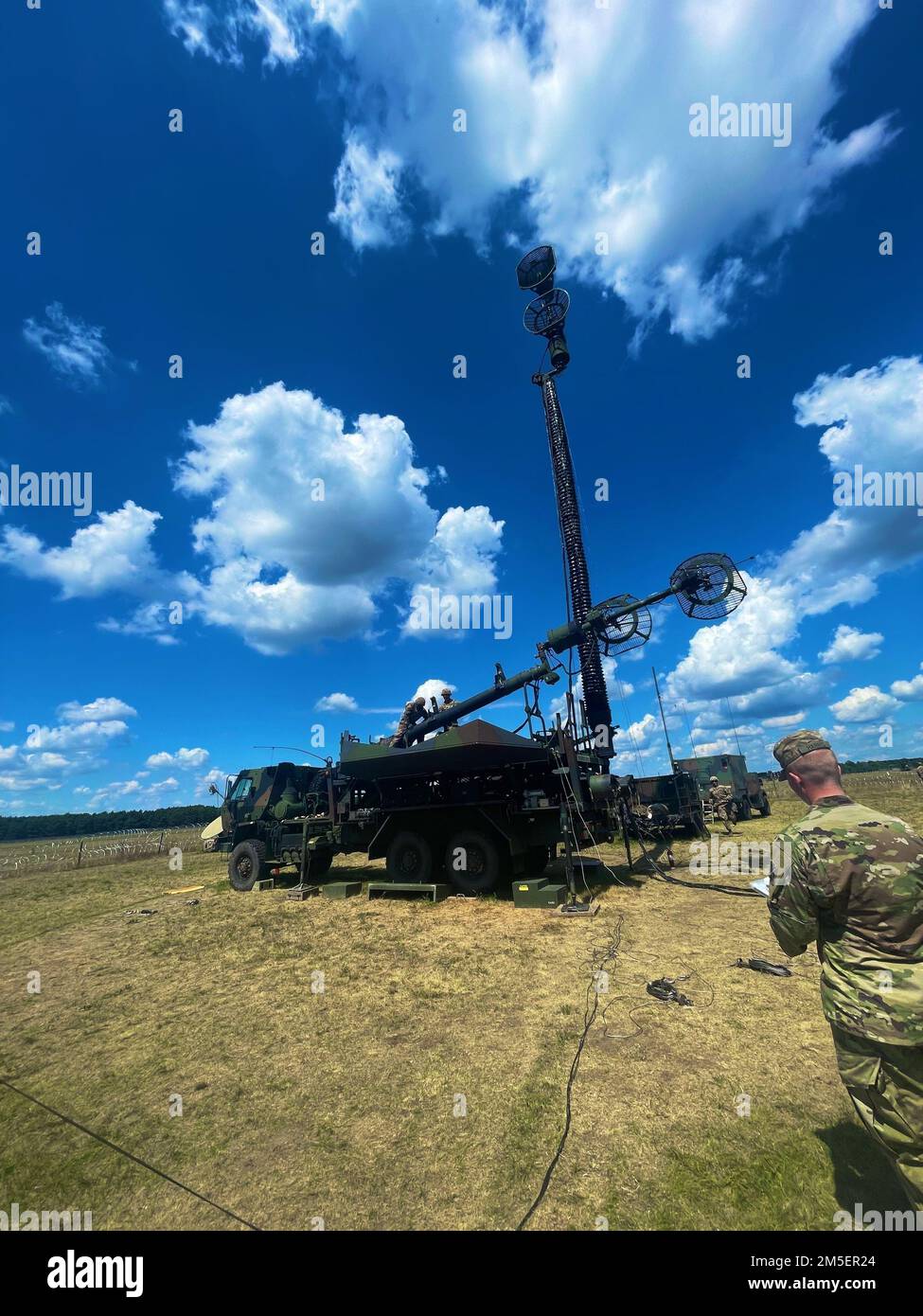 Bravo batteria del 5th Battaglione, 7th Air Defense Artillery Regiment eseguire 'Prepare for Movement and Emplacement' come parte della loro 'Tabella VIII' valutazioni come batteria missilistica Patriot il 3 agosto 2022, in Slovacchia. Bravo Battery viene dispiegato in Slovacchia come parte di una missione NATO per rassicurare i nostri alleati, dissuadere qualsiasi aggressione e difendere ogni centimetro di territorio NATO, compresi i cieli. Foto Stock