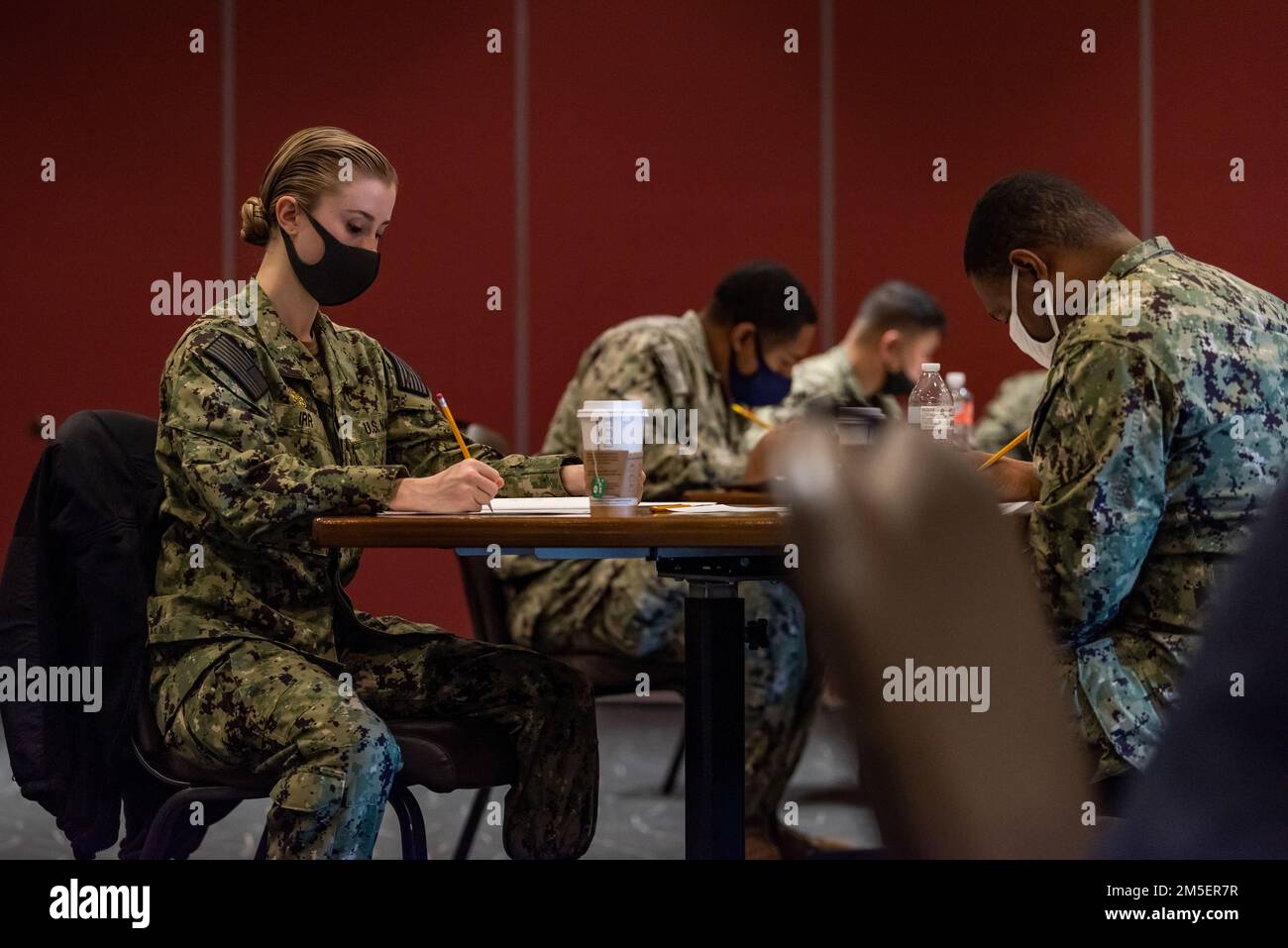 220309-N-VI040-1019 NAVAL AIR FACILITY ATSUGI, Giappone (9 marzo 2022) Master-at-Arms 2nd Class Randi Irr partecipa all'esame Navy-wide Advancement Exam per i candidati e-6 a bordo della Naval Air Facility (NAF) Atsugi, Giappone 9 marzo 2022. NAF Atsugi supporta la preparazione al combattimento di Commander, Carrier Air Wing FIVE (CVW 5), Helicopter Maritime Strike Squadron FIVE ONE (HSM-51) e altri 30 comandi locatari, e fornisce supporto logistico, coordinamento e servizi alle unità assegnate al Pacifico occidentale. Foto Stock