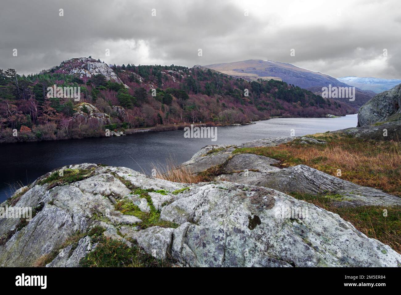 Una vista che guarda sul Lago Padarn verso il Passo Llanberis dalla falesia rocciosa di Craig yr Undeb (Union Rock) nel Parco Nazionale di Snowdonia. Foto Stock