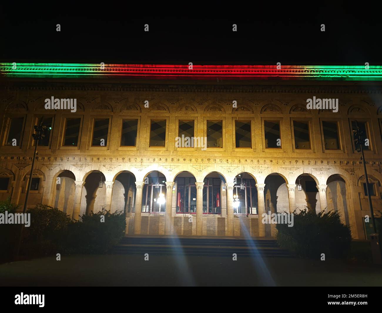 Stadthalle illuminata di notte a Mülheim-Ruhr Foto Stock