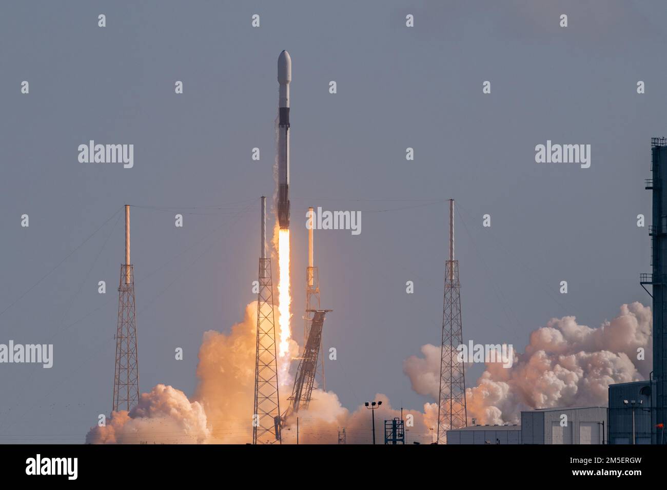 Un razzo Falcon 9 viene lanciato da SLC-40 alla Cape Canaveral Space Force Station, Fla., 9 marzo 2022. La missione Starlink 4-10 ha portato in orbita la prossima serie di satelliti Starlink di SpaceX. Foto Stock