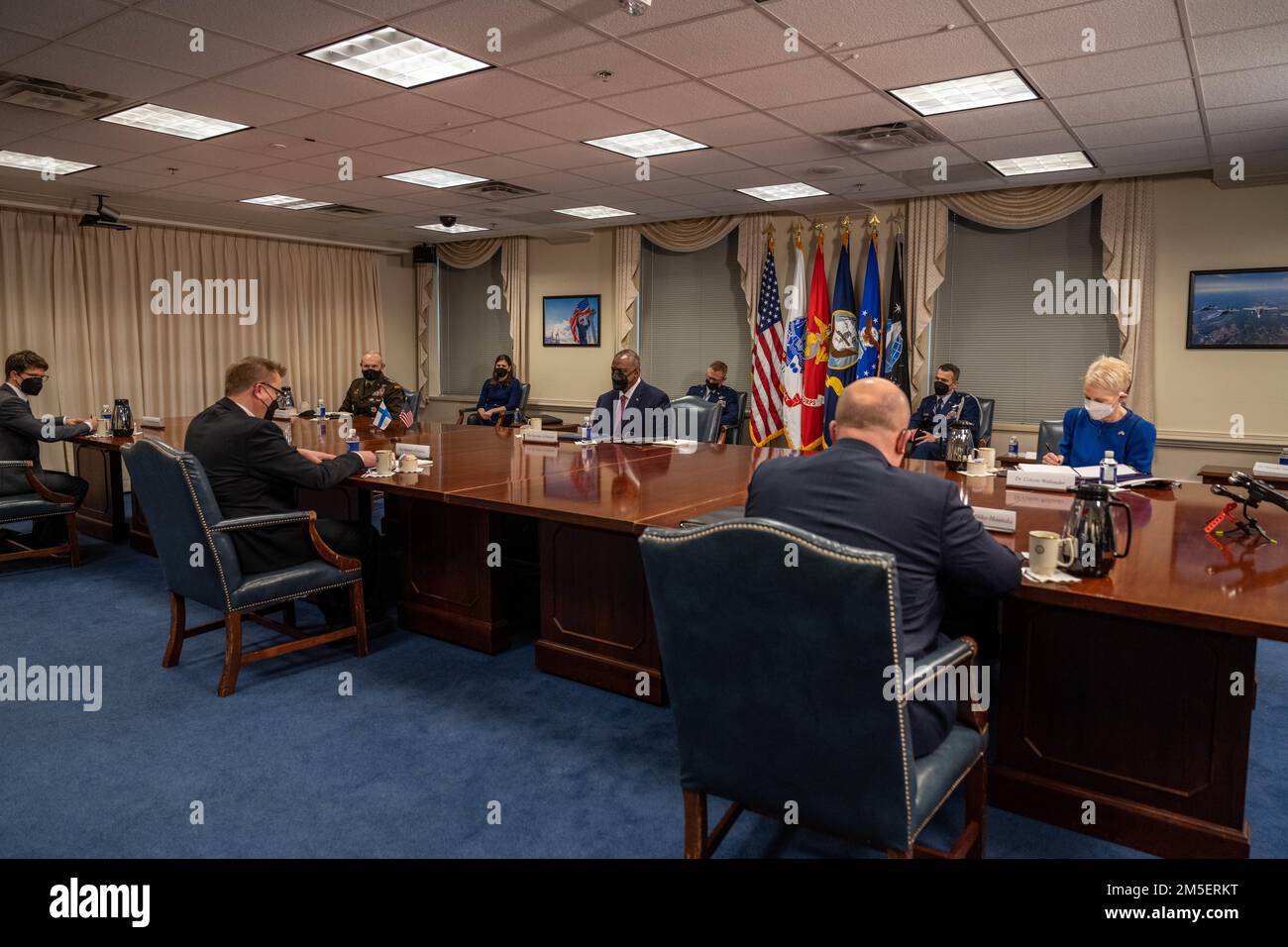 Il Segretario della Difesa Lloyd J. Austin III ospita il Ministro della Difesa della Repubblica di Finlandia Antti Kaikkonen per un incontro al Pentagono, Washington, D.C., 9 marzo 2022. Foto Stock