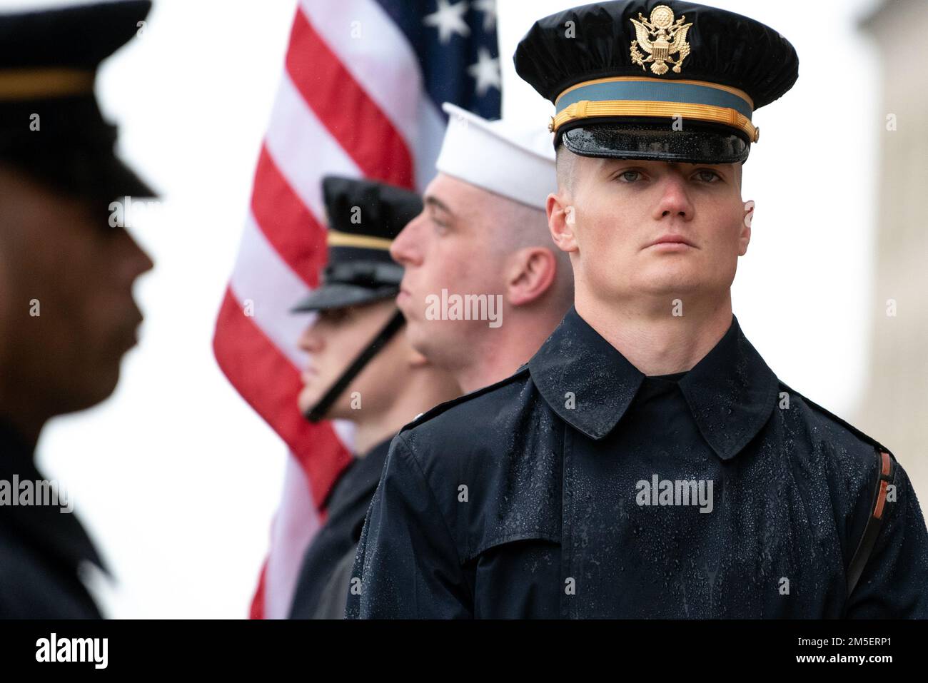 I membri del Dipartimento della Difesa Joint Honor Guard prendono parte al cordone d'onore, come Segretario della Difesa Lloyd J. Austin III accoglie il Ministro finlandese della Difesa Antti Kaikkonen al Pentagono per un incontro bilaterale, Washington, D.C., 9 marzo 2022. (Foto DOD di Lisa Ferdinando) Foto Stock