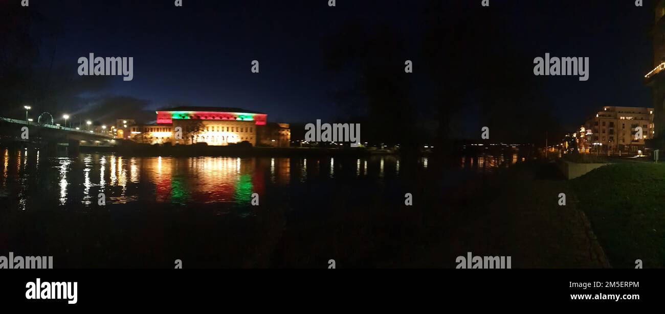 Stadthalle illuminata a Mülheim di notte Foto Stock