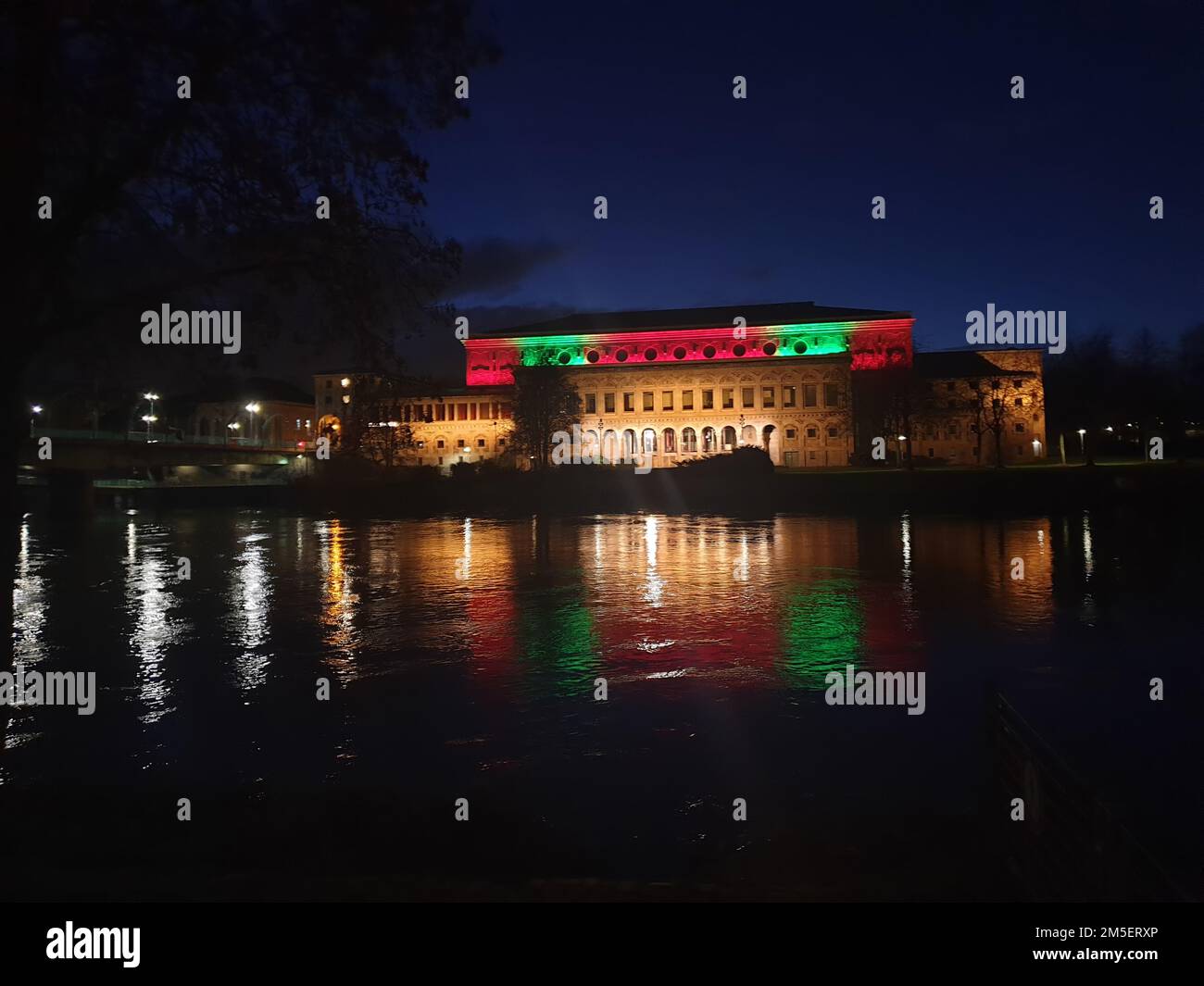 Stadthalle illuminata a Mülheim di notte Foto Stock