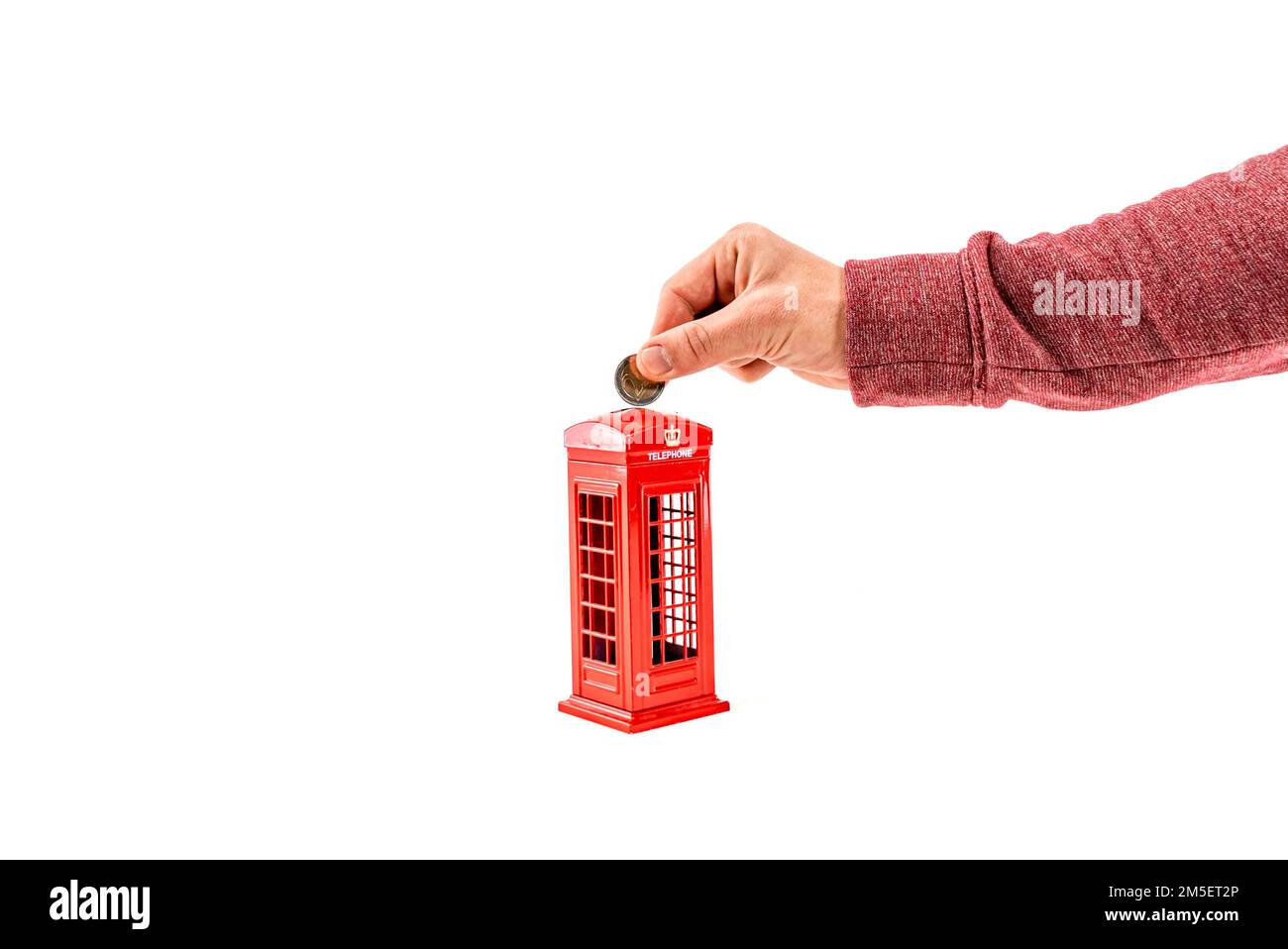 Primo piano uomo mettere soldi in una moneybox, penny o piggy banca. Denaro risparmio moneta in euro per l'assistenza sanitaria, la casa nuova, il futuro, la scuola, il college. Foto Stock