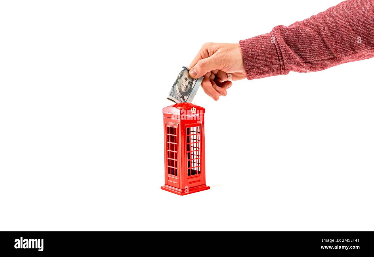 Primo piano uomo mettere 100 dollari in una banca di denaro, penny o piggy con calcolatrice. Risparmio di denaro per la casa nuova, il futuro, la scuola. Foto Stock