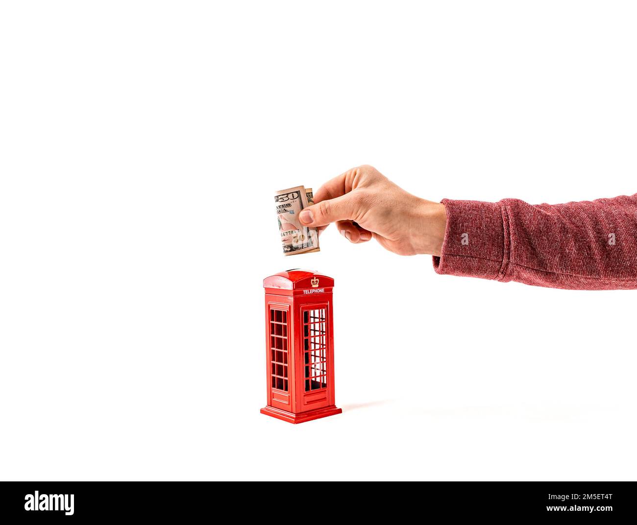 Primo piano uomo mettere 50 dollari in una banca di denaro, penny o piggy con calcolatrice. Risparmio di denaro per la casa nuova, il futuro, la scuola, la pensione Foto Stock