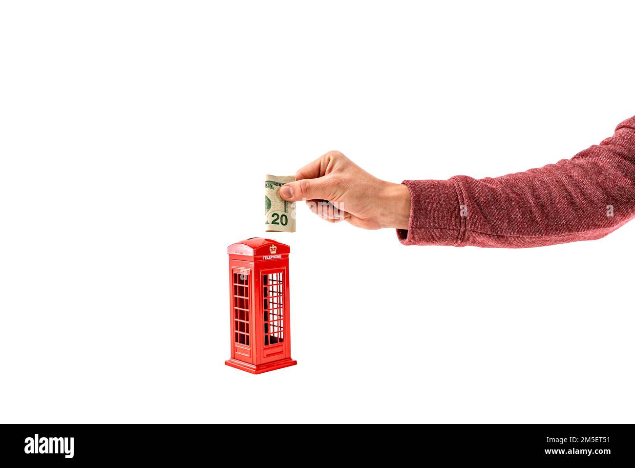 Primo piano uomo mettere 20 dollari in una banca di denaro, penny o piggy con calcolatrice. Risparmio di denaro per la casa nuova, il futuro, la scuola, la pensione Foto Stock