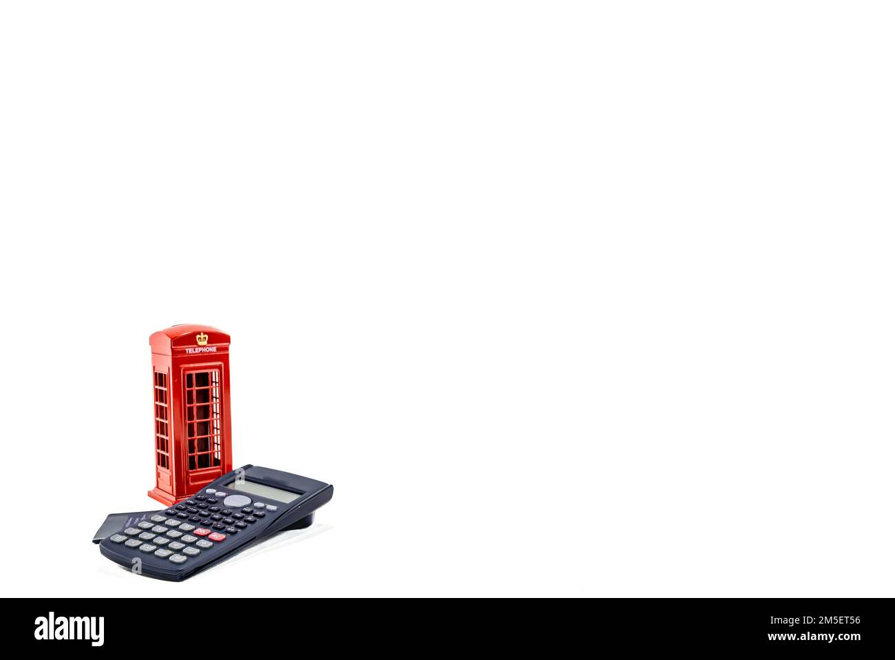 Cabina telefonica rossa con cassa di denaro londra, penny o piggy banca su monete su sfondo bianco. Risparmio di denaro idea foto hd. Risparmio di denaro scatola o piggy Foto Stock