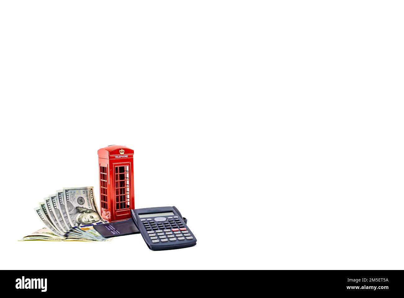 Primo piano cabina telefonica rossa con dollaro e calcolatrice scatola di denaro londra, penny o piggy banca su sfondo bianco. Risparmio di denaro idea foto hd. Foto Stock